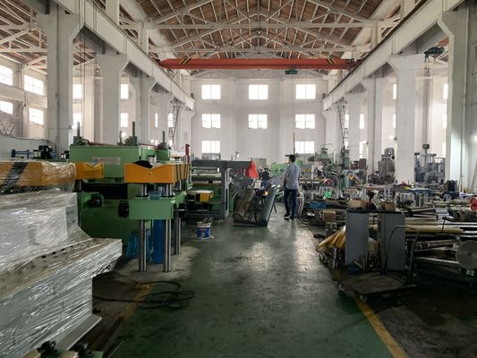 Garis menggorok kumparan baja digunakan untuk ketebalan 0,6 ~ 10mm untuk pabrik rolling dingin, pabrik pipa las, mesin roll forming, dll